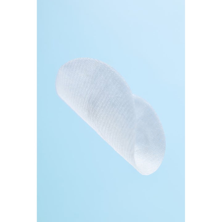 Klairs EGF Blue Calming Toner Pad 60 st lugnande ansiktsvatten med en tunn vit texturerad pad mot blå bakgrund.