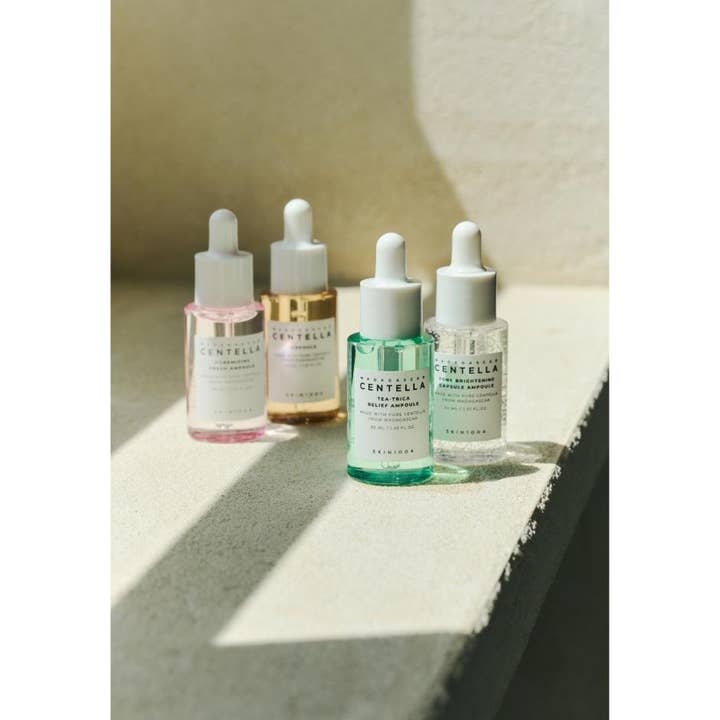 SKIN1004 Madagascar Centella Ampoule Kit 120 ml lugnande centella serum i färgglada glasflaskor på en solig stenkant