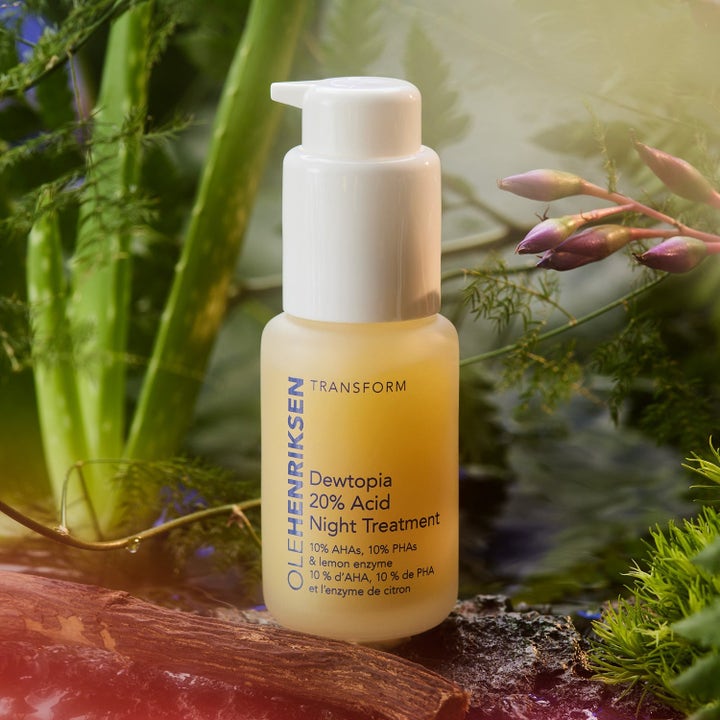 Ole Henriksen Bright Future 148 ml syrabehandling i frostad glasflaska med pump i en lummig naturmiljö