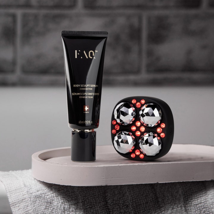 FAQ Swiss FAQ Body Sculpt Serum 60 ml peptidserum i svart tub bredvid en kroppsformande apparat med röda LED-ljus