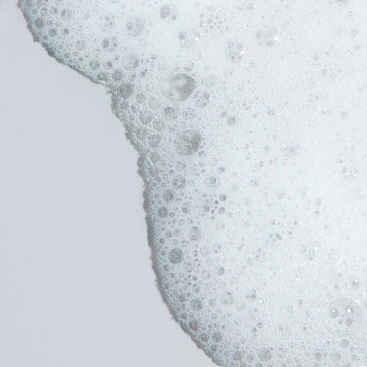 Dermalogica Clearing Skin Wash Duo 500 ml ansiktsrengöring med salicylsyra visar ett vitt luftigt lödder med bubblor