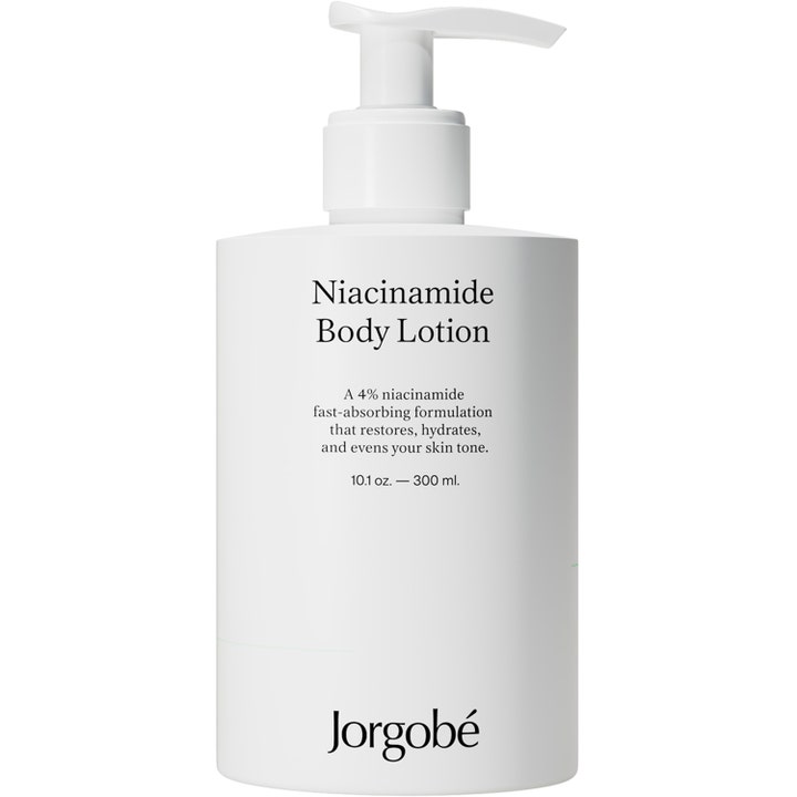 Jorgobé Niacinamide Body Lotion 300 ml fuktgivande daglig kroppsvård i vit pumpflaska som ger jämnare hudton.
