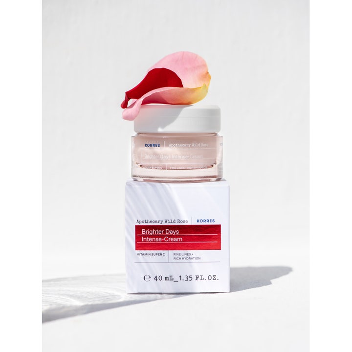 KORRES Apothecary Wild Rose Brighter Days Intense Cream 40 ml lystergivande dagkräm med Vitamin C i glasburk och rosblad.