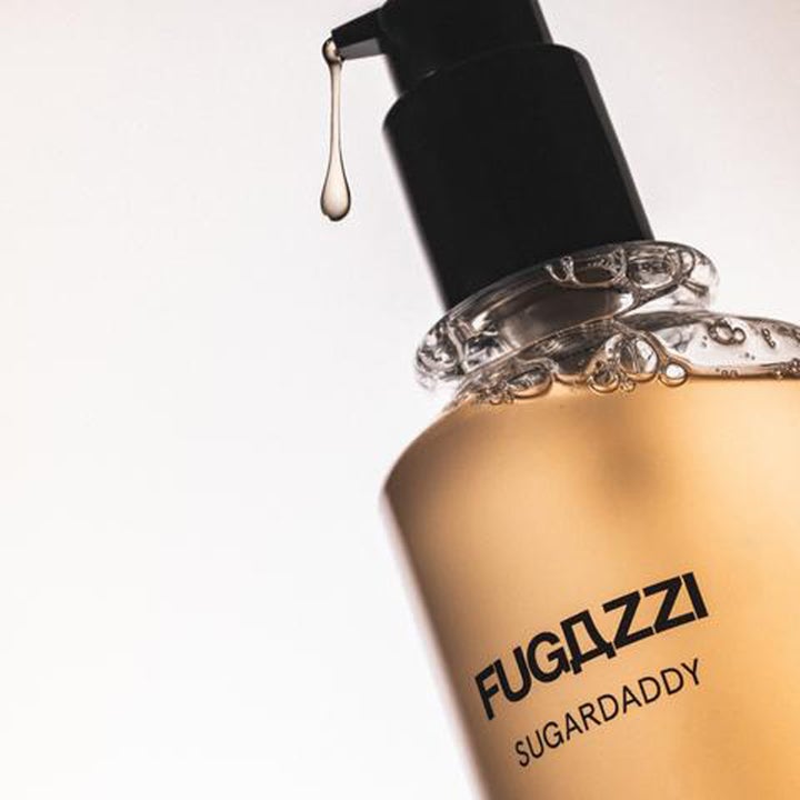 Fugazzi Sugardaddy Body Wash 250 ml rengörande duschtvål i flaska med svart pump och en hängande gyllene droppe