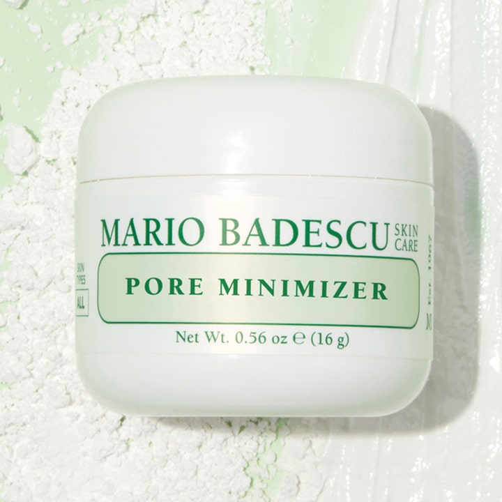 Mario Badescu Pore Minimizer 16 g ansiktsmask i vit burk mot fet hy på en bädd av vitt puder