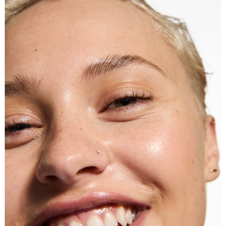 The INKEY List Beta Hydroxy Acid Serum 30 ml bha salicylsyra ger ren och klar hy på en person som ler