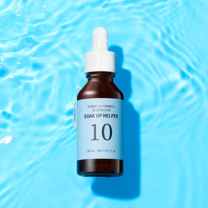 It'S SKIN Power 10 Formula GF Effector SOAK UP HELPER 30 ml återfuktande glow serum i brun flaska mot blått vatten.