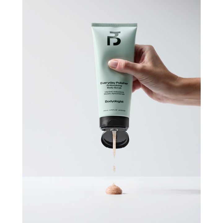 Bodyologist Everyday Polisher 200 ml exfolierande kroppsskrubb i ljusgrön tub som kläms ut med kornig textur.