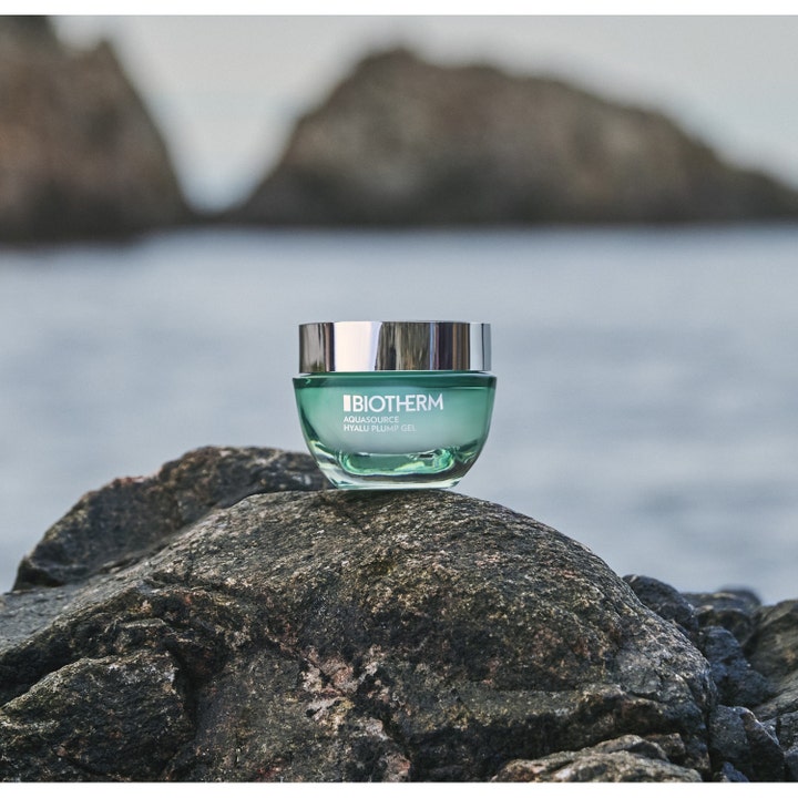 Biotherm Aquasource Hyalu Plump Gel 30 ml återfuktande ansiktsgel för fukt i grön glasburk på en klippa vid havet.