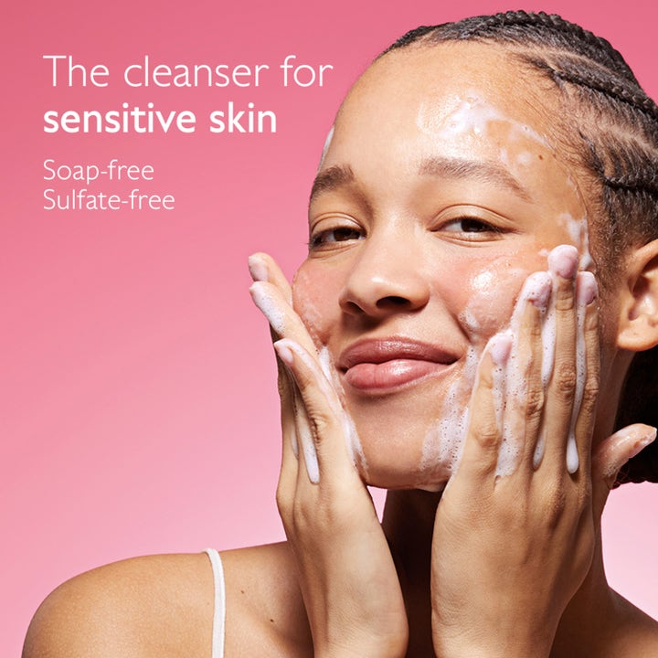 Caudalie Vinohydra Moisturizing Cleansing Gel 150 ml återfuktande rengöring som löddrar på en kvinna mot rosa bakgrund.