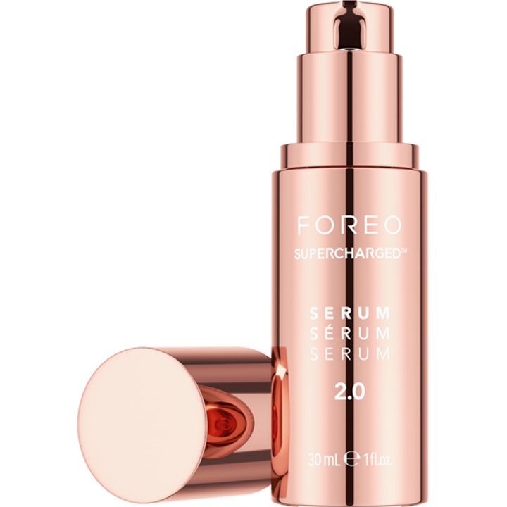 FOREO Supercharged Serum 2.0 30 ml anti-rynk serum med peptider i roseguldfärgad flaska med pump och lock