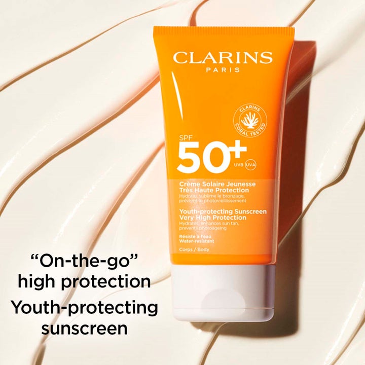 Clarins Youth-protecting Sunscreen SPF50+ 150 ml solkräm i orange tub ger högt skydd mot en krämig ljus textur.