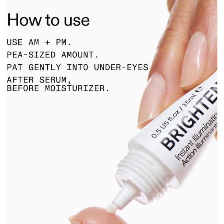 The INKEY List Brighten-i Eye Cream 15 ml illuminerande ögonkräm visas som en klick på ett finger med användarinstruktioner.