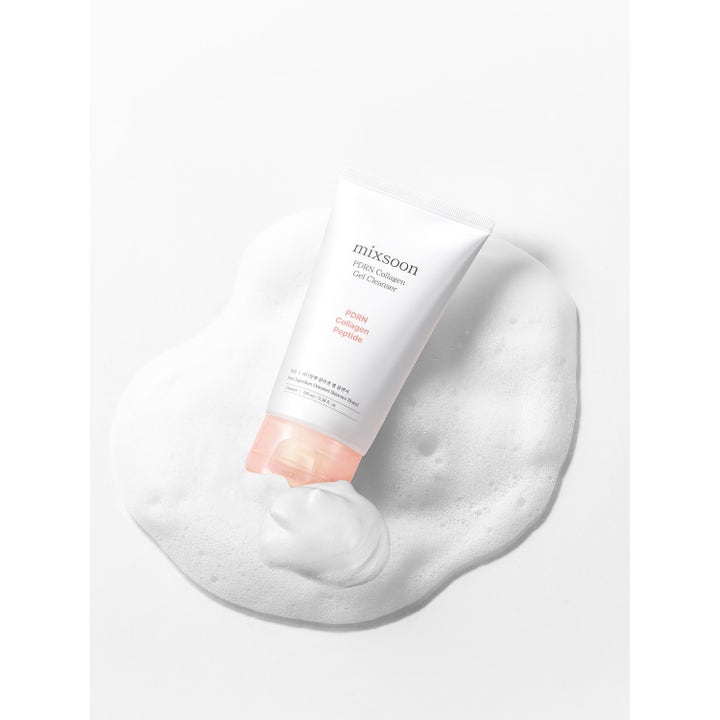 Mixsoon PDRN Collagen Gel Cleanser 100 ml ansiktsrengöring i vit tub med rosa lock vilande i fluffigt vitt skum.