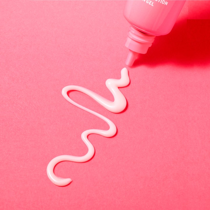 Nuxe Créme Prodigieuse Boost 15 ml anti-age ögonkräm mot mörka ringar med krämig ljusrosa textur från rosa tub