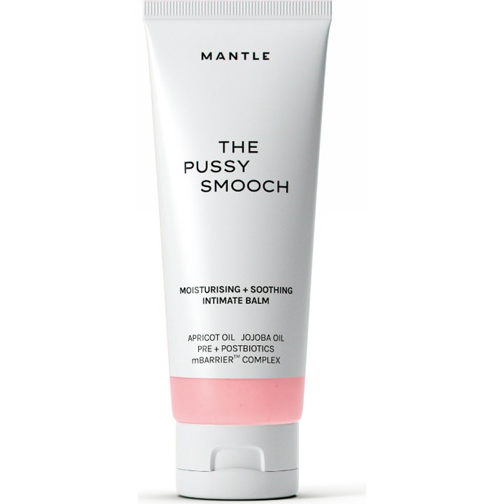 Mantle The Pussy Smooch återfuktande och lugnande intimbalsam i vit tub med rosa detalj och vitt lock.