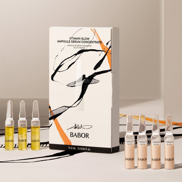 Babor Vitamin Glow 14 ml lystergivande serum i glasampuller i vit ask med svarta och orangea konstnärliga penseldrag.