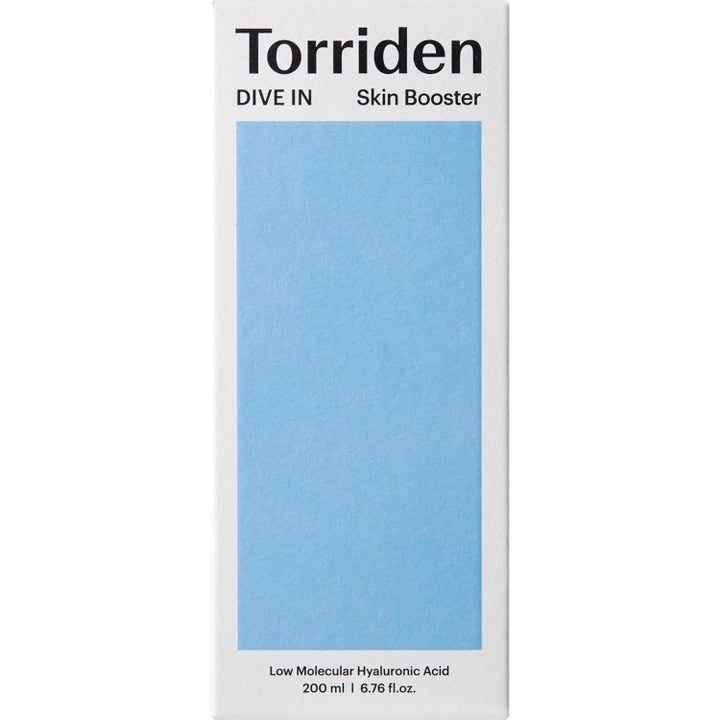 Torriden DIVE-IN Skin Booster 200 ml återfuktande ansiktsvatten i vit ytterförpackning med ljusblå detalj.