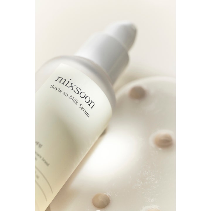 Mixsoon Soybean Milk Serum 50 ml återfuktande serum visar krämig beige textur bredvid en frostad flaska med vit pump
