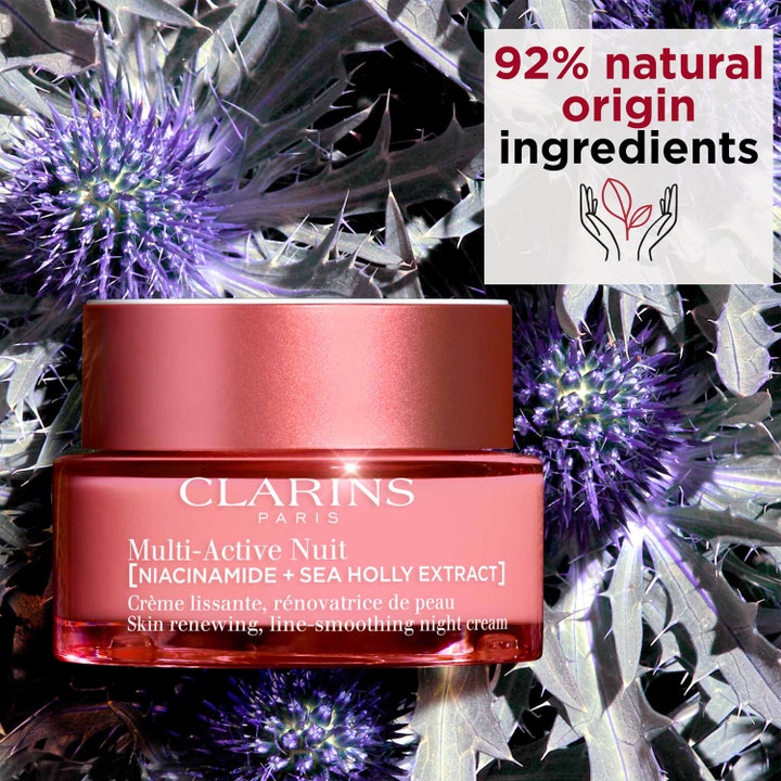 Clarins Multi-Active Nuit 50 ml nattkräm i rosa glasburk bland lila martorn med texten 92% natural origin ingredients.