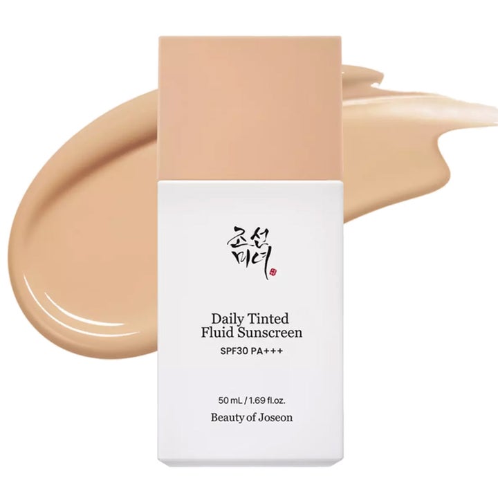 Beauty of Joseon Daily Tinted Fluid Sunscreen 50 ml tonat solskydd i vit flaska med krämig beige texturswatch.