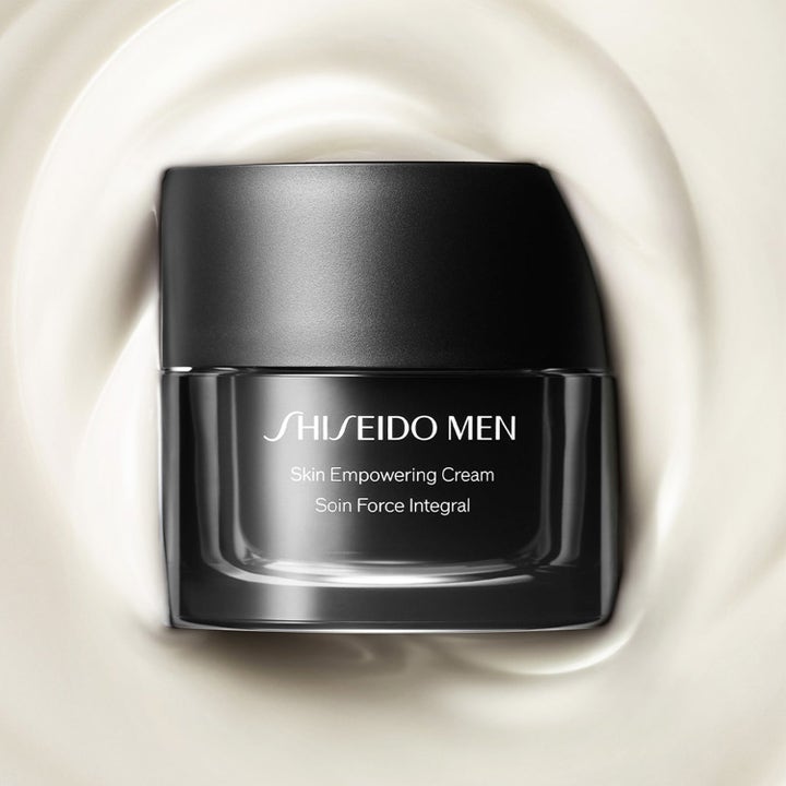 Shiseido Men Skin Empowering Cream 125 ml återfuktande ansiktskräm i svart glasburk mot krämig vit textur