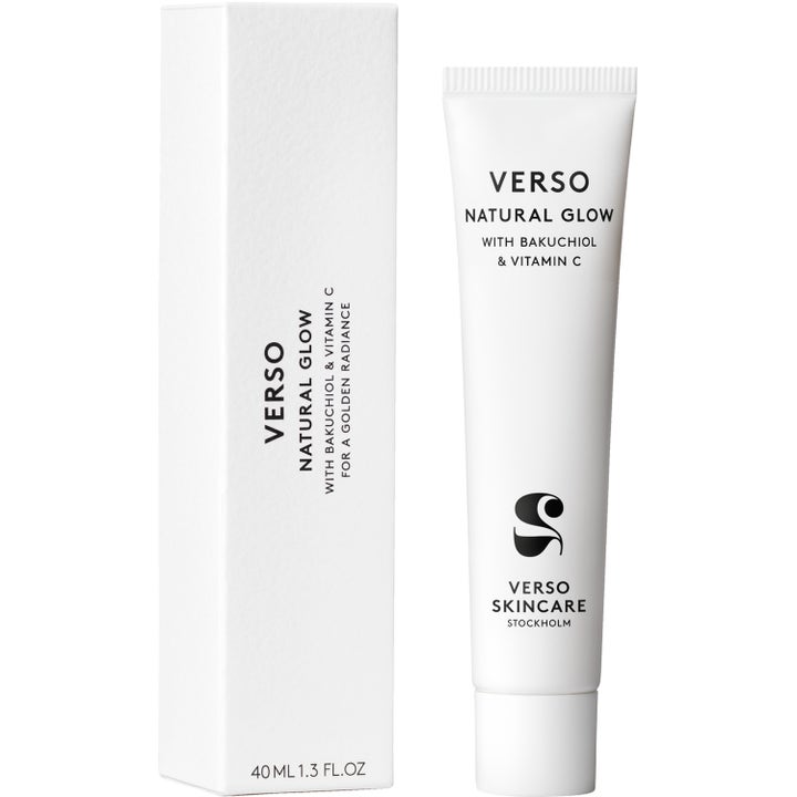 Verso N°2 Natural Glow 40 ml lystergivande dagkräm med bakuchiol och vitamin C i vit tub bredvid vit ytterkartong.