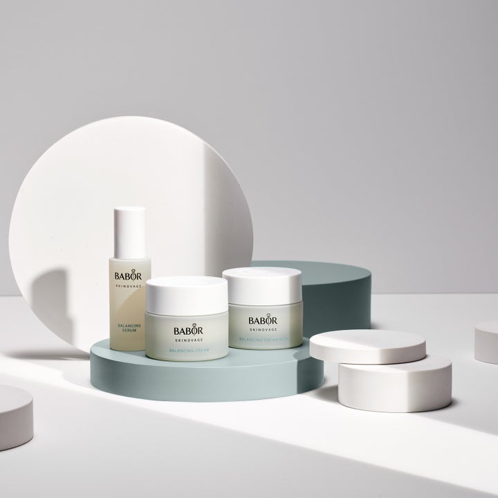 Babor Balancing Serum 30 ml balanserande serum på podier med matchande ansiktskrämer i glasburk