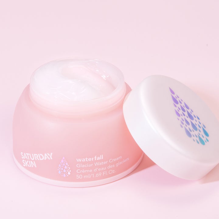 Saturday Skin Waterfall Glacier Water Cream 50 ml återfuktande dagkräm i rosa burk som visar krämens lätta geltextur