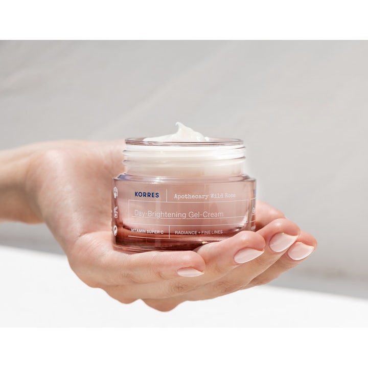 KORRES Apothecary Wild Rose 40 ml återfuktande ansiktskräm med vitamin C i en rosa glasburk som visar mjuk textur.