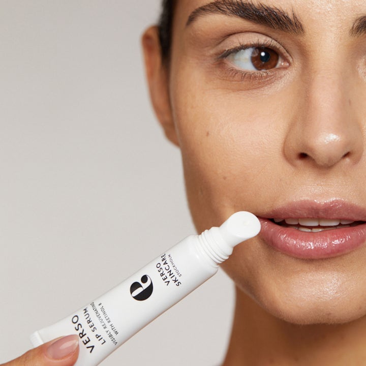 Verso N°9 Lip Serum 15 ml föryngrande läppserum med retinol 8 som appliceras direkt på personens läppar.