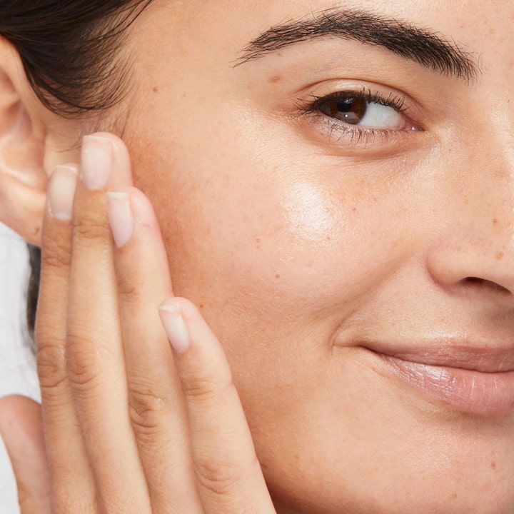 Dermalogica Retinol Clearing oil 30 ml ansiktsolja mot orenheter på en person med klar och lysterfull hy