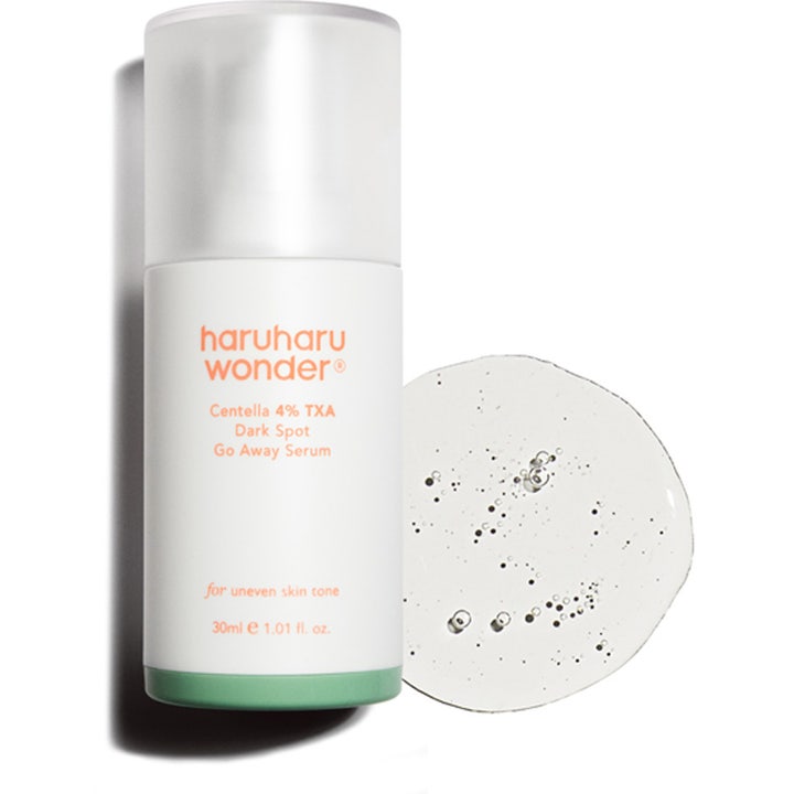 haruharu wonder Centella 4% TXA Dark Spot Go Away Serum 30 ml ger jämnare hudton i vit flaska med genomskinlig gel