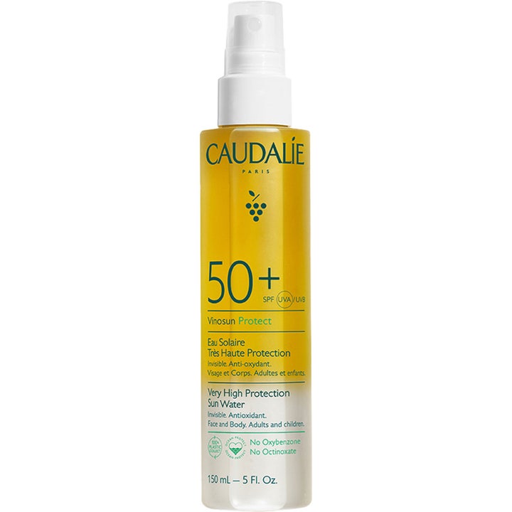 Caudalie Vinosun Protect 150 ml solspray ger högt SPF50 skydd i en gul flaska med vit spraypump.