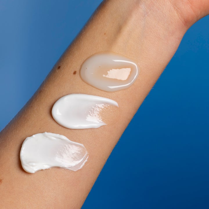 Lumene Nordic Hydra Moisture Balm 50 ml hydraterande dagkräm balm visar rik krämig textur på arm mot blå bakgrund