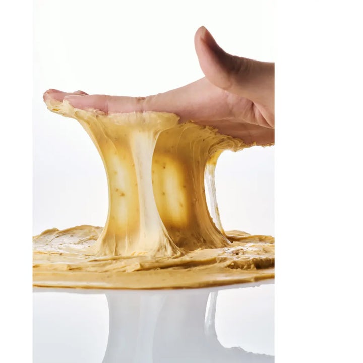Klairs Freshly Juiced Vitamin Mask Cleanser 20 ml ansiktsrengöring med en seg och stretchig gul textur som lyfts upp