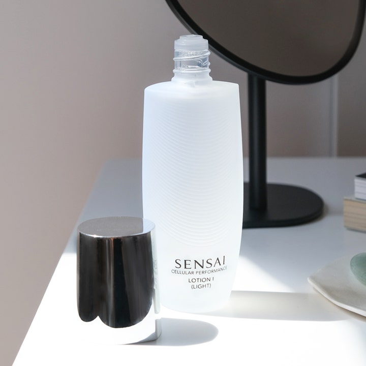 Sensai Cellular Performance Lotion I Light 125 ml återfuktande ansiktslotion i vit frostad flaska med silverlock