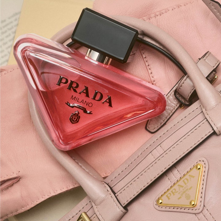 Prada Paradoxe Intense 100 ml blomig parfym påfyllning i cylinderformad flaska bredvid trekantiga glasflaskor