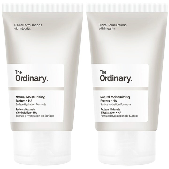 The Ordinary Natural Moisturizing Factors + HA återfuktande ansiktskräm i två vita plasttuber med minimalistisk design.