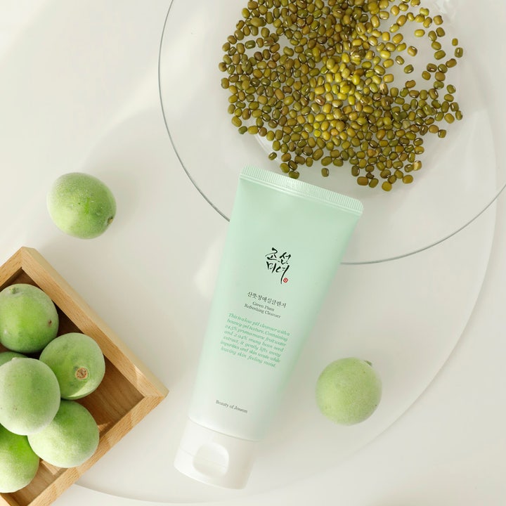Beauty of Joseon Green Plum Refreshing Cleanser 100 ml lågt ph ansiktsrengöring i ljusgrön tub med grönt plommon och bönor.