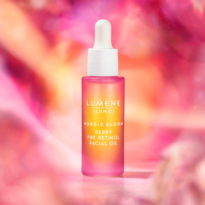 Lumene Nordic Bloom Berry Pre-Retinol Facial Oil 30 ml ansiktsolja med pre-retinol i frostad rosa glasflaska med pipett.