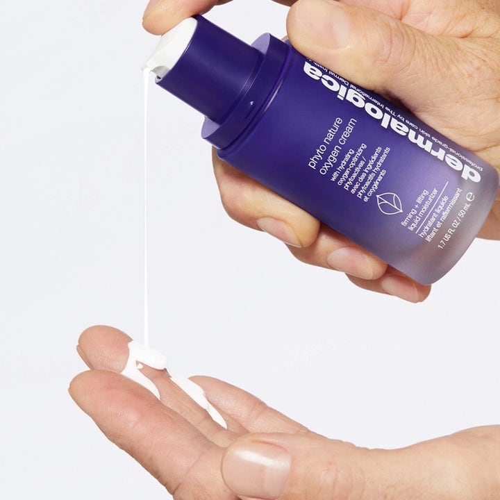 Dermalogica Phyto Nature Oxygen Cream 50 ml i lila flaska som ger en lättflytande vit kräm i handen.