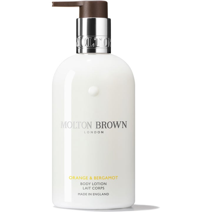 Molton Brown Orange & Bergamot Body Lotion mjukgörande kroppslotion i vit flaska med silverfärgad pump och brun topp