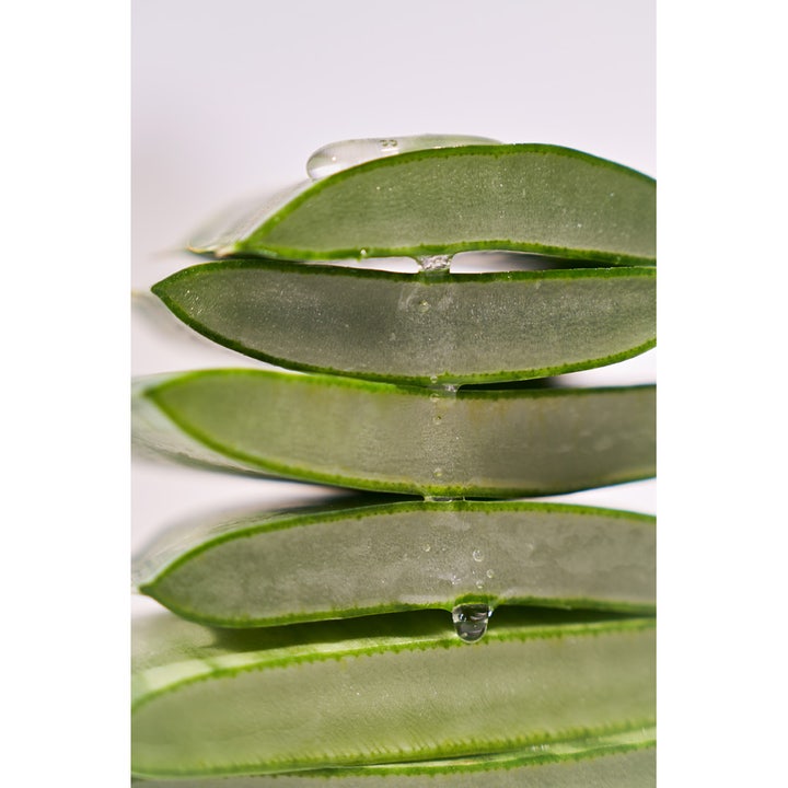 haruharu wonder Black Rice Hyaluronic Essence 50 ml återfuktande ansiktsvård med staplade aloe vera-blad och gelédroppar