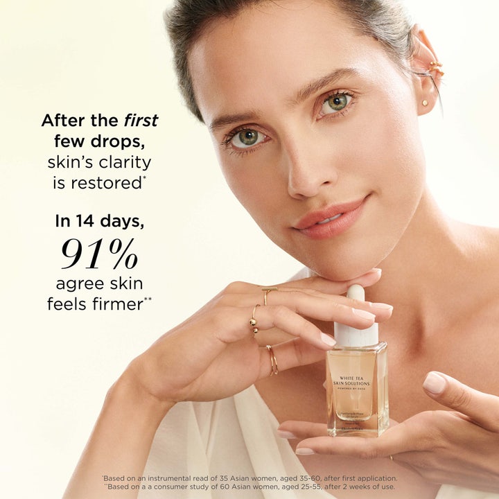 Elizabeth Arden White Tea Skin Bi-phase Oil Serum 30 ml anti aging ansiktsolja som ger fastare hud hållen av en kvinna.