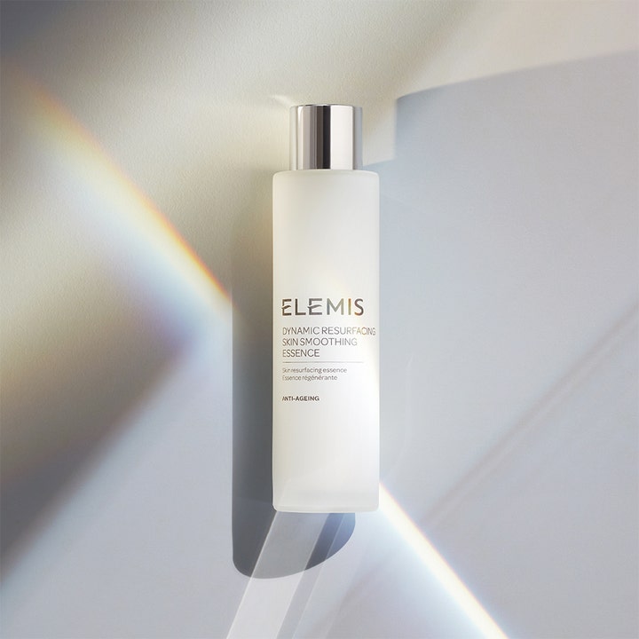 Elemis Dynamic Resurfacing Skin Smoothing Essence 100 ml utjämnande ansiktsbehandling i frostad flaska med silverlock.