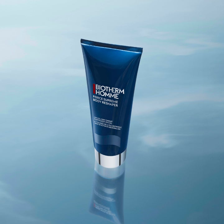 Biotherm Force Supreme Body Reshaper 125 ml uppstramande kräm för magen i blå tub på en reflekterande vattenyta.