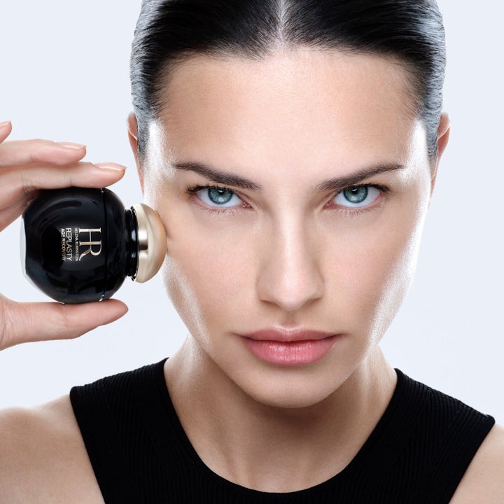 Helena Rubinstein Replasty Eye Serum 15 ml ögonserum för age recovery som en kvinna håller mot sin kind
