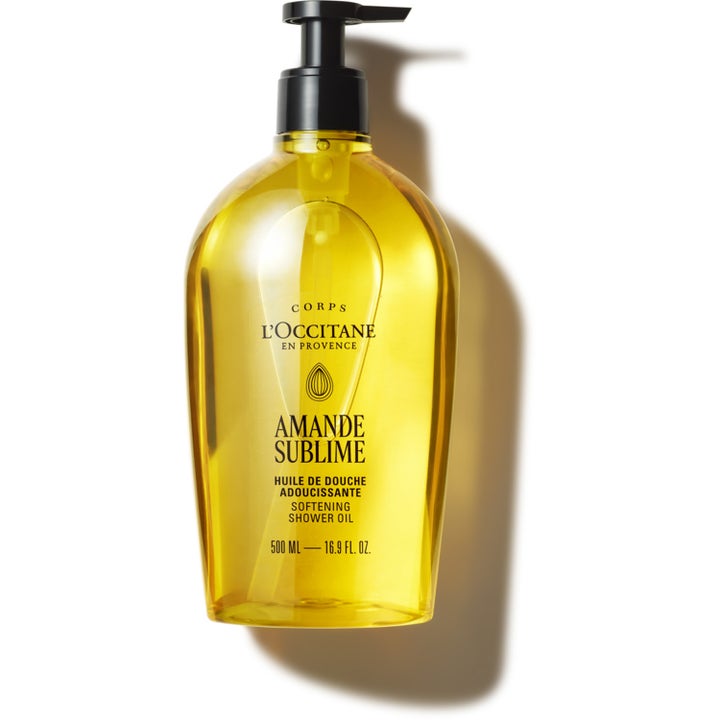 L'Occitane Amande Sublime 500 ml fransk mandelolja dusch ger len hud i genomskinlig flaska med svart pump.