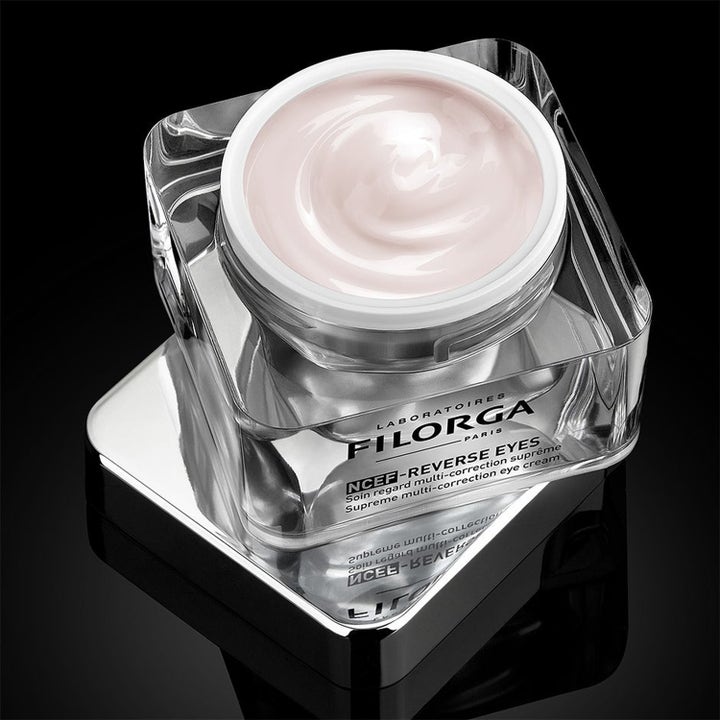Filorga NCEF-Reverse Eyes ögonkräm för fasthet med ljusrosa krämig formula i en elegant silverburk